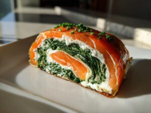 Ein köstlicher Anschnitt einer Lachsrolle zum Muttertag, gefüllt mit Spinat, Frischkäse und garniert mit Schnittlauch.