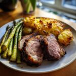Teller mit gebratenem Maibock, grünem Spargel und knusprigem Kartoffelgratin.