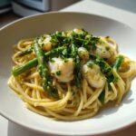 Nahaufnahme von Kabeljau Spargel Pasta in Zitronensauce, garniert mit frischer Petersilie.
